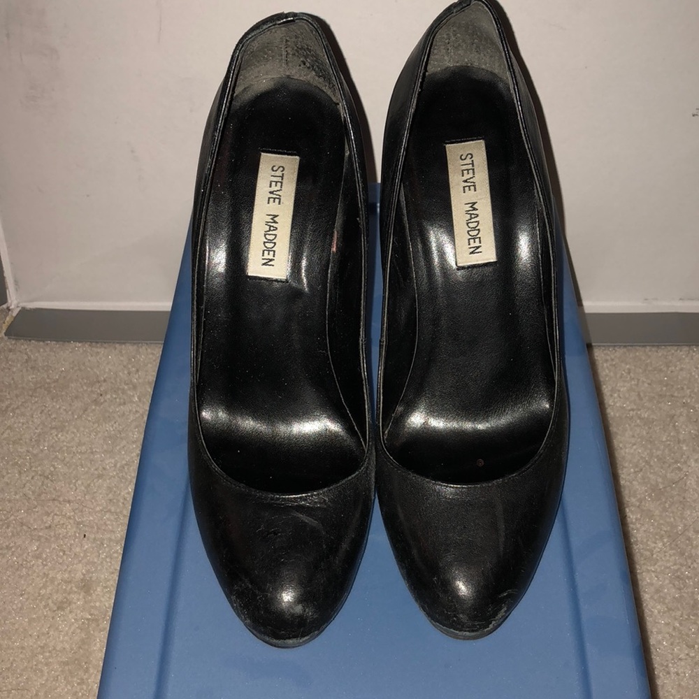 Black Round Toe Leather Steven Madden Pumps